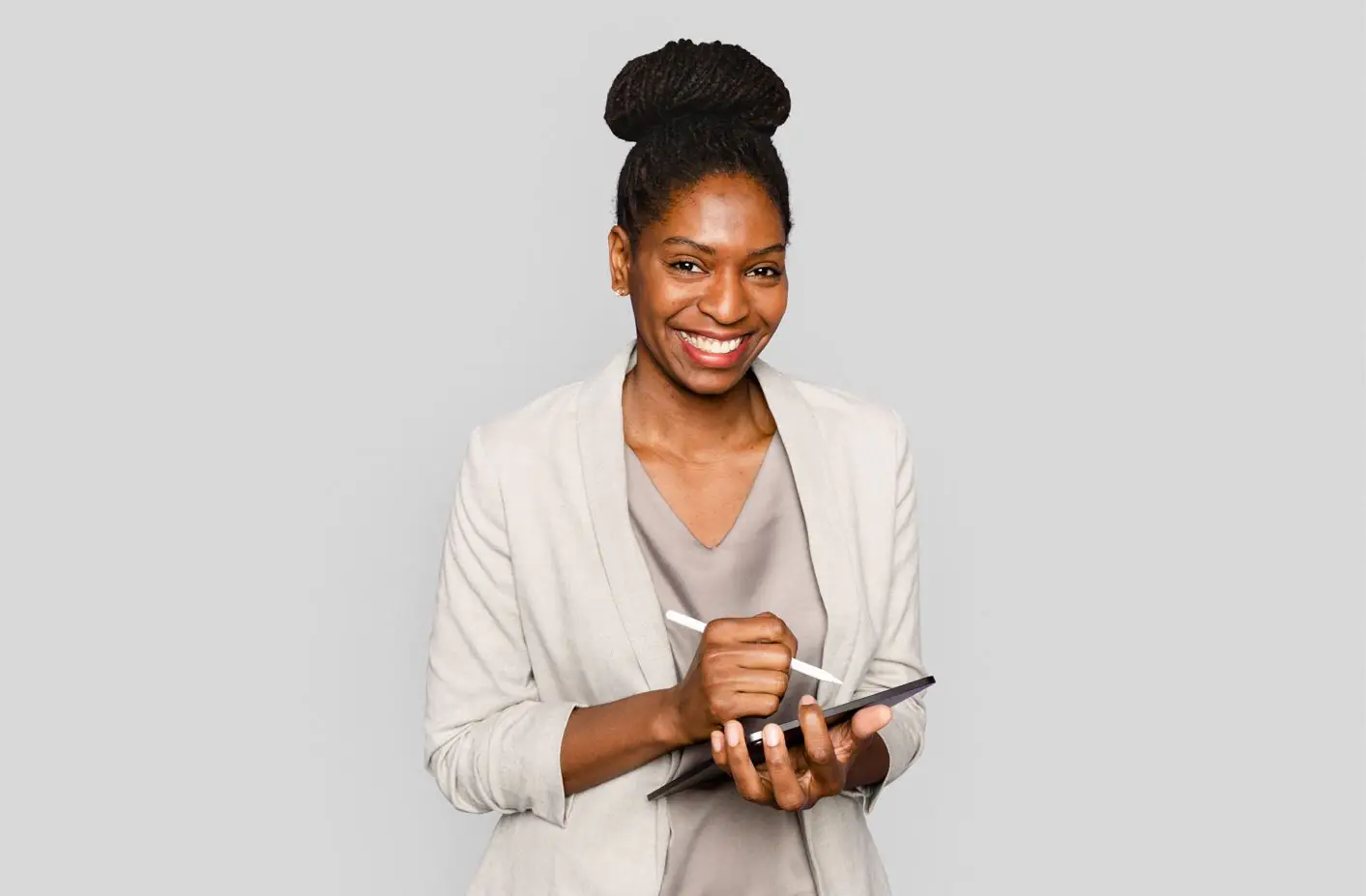 Advogada sorridente anotando em tablet.