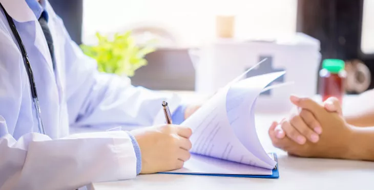 prontuário físico sendo preenchido por médico que precisa de um prontuário digital
