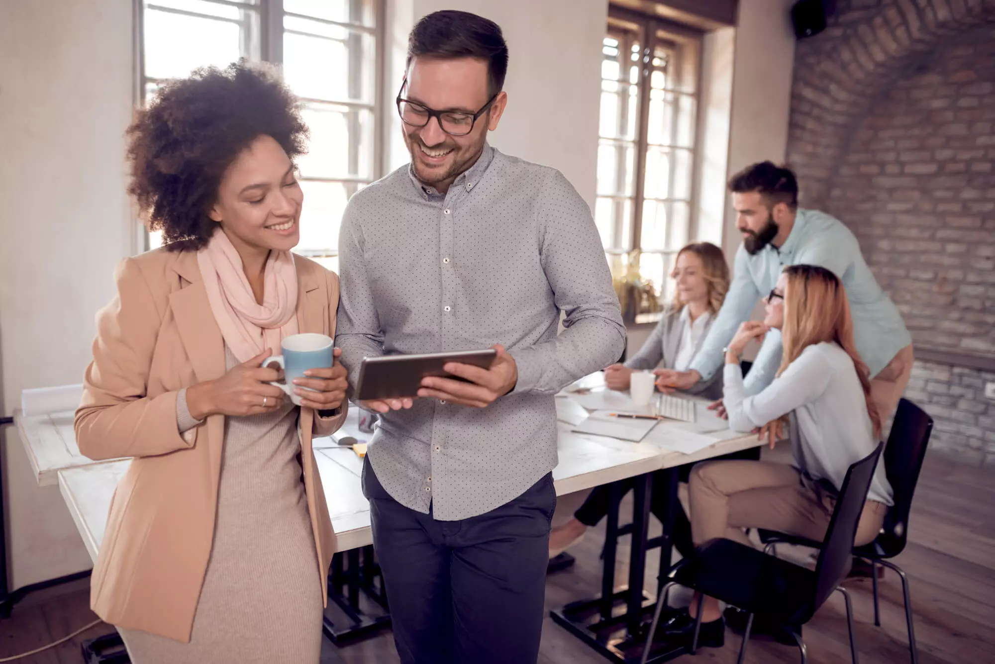 homem e mulher usando o ArqFlow para gerenciar projetos da equipe
