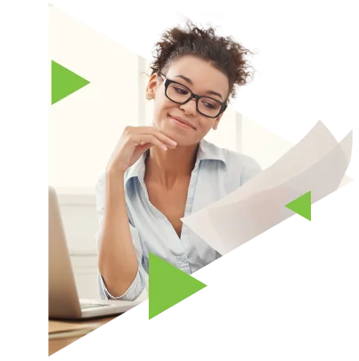 funcionaria analisando dados e pensando