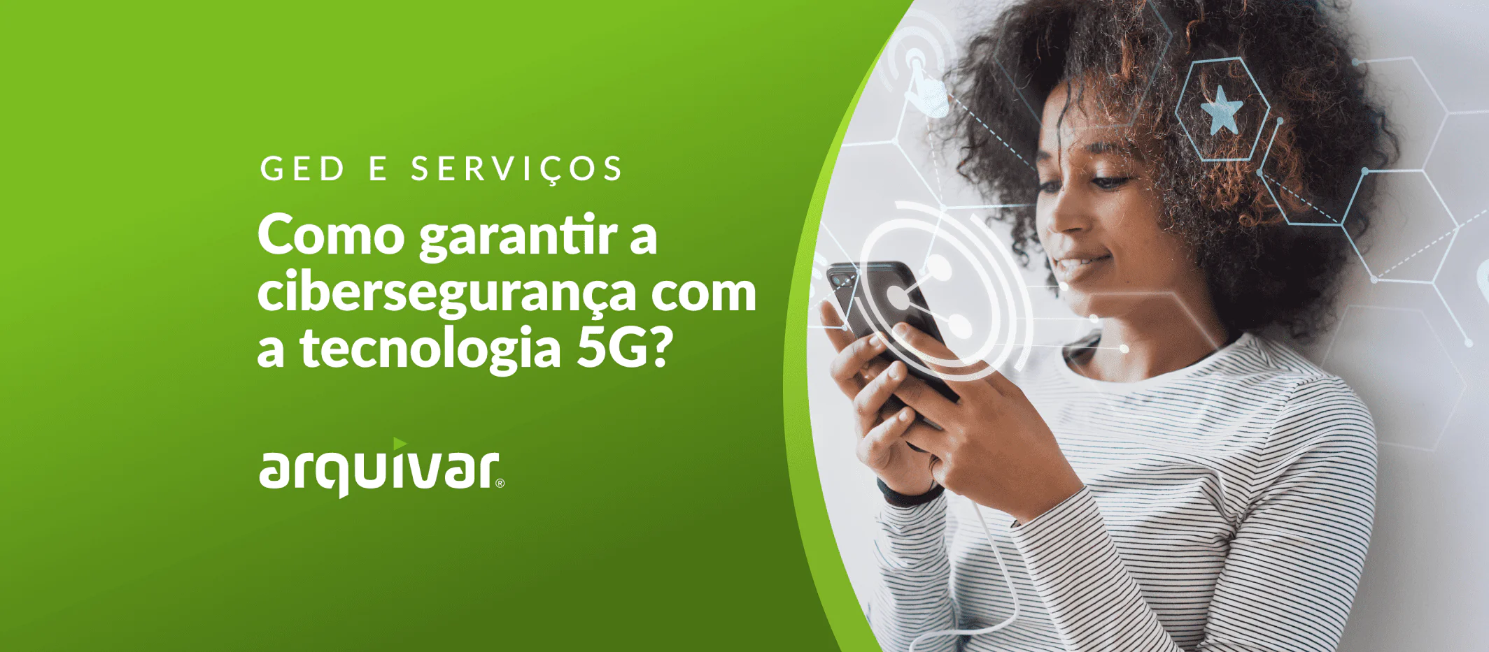 Mulher jovem usando seu smartphone em meio a projeção de símbolos virtuais que representam conectividade. Há a seguinte frase na imagem: “Tecnologia 5G no Brasil: oferece ameaças? Como se proteger?