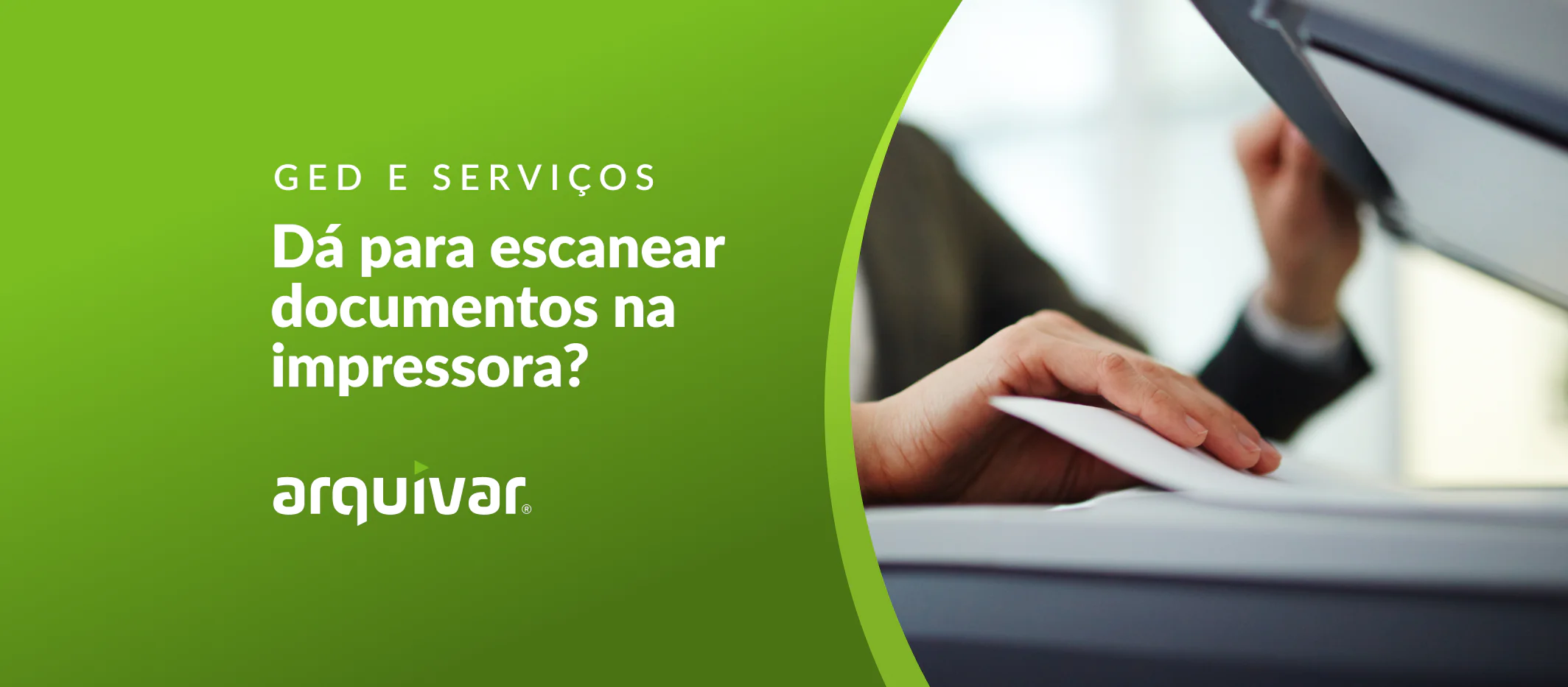 Mulher em trajes formais colocando papéis em uma máquina de escanear. Há o seguinte texto na imagem: “Qual a diferença entre escanear e digitalizar?