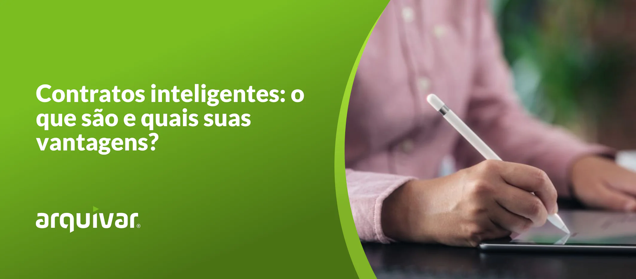 Empresário assinando um termo no tablet após descobrir o que são contratos inteligentes.